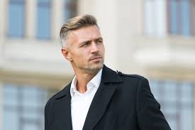 Dabei gibt es verschiedene frisuren, die sich zum verdecken der geheimratsecken besonders gut eignen. Weichender Haaransatz Beim Mann Behandlungstipps