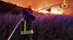 Catania, incendio impressionante al lido: 91p4g0srkjvt9m