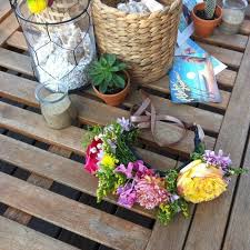 Les couronnes de fleurs permettent d'enjoliver les portraits d'enfants, mais aussi les femmes. Diy Couronne De Fleurs Comment Faire Une Couronne De Fleurs Notre Diy En Images Elle