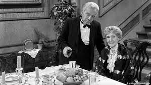 There are 39 elaborate place settings on a triangular table for 39 mythical and historical famous women. Dinner For One Germany S Cult British Classic To Air On Uk Tv For First Time Film Dw 31 12 2018