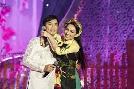 Phi nhung và mạnh quỳnh được xem là hai giọng hát trữ tình quê hương được yêu thích nhất hiện nay tại hải ngoại. Máº¡nh Quá»³nh Tren San Kháº¥u Co Thá»ƒ Hon Phi Nhung NhÆ°ng Ra Vá» Ä'Æ°á»ng Ai Náº¥y Ä'i VÄƒn Hoa Thanh Nien