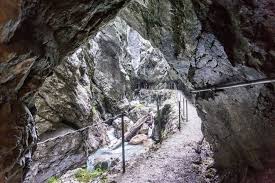 Die wanderung rund um den eibsee ist einer der schönsten und abwechslungsreichsten wege im ortsbereich von grainau. Durch Die Hollentalklamm Zum Hupfleitenjoch Auf Den Berg De