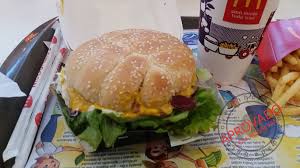 Um diferencial do mc donald's é que a bebida no brasil pode ser refrigerante, suco, água ou água de coco mas, em outros países você pode também pedir cerveja e chás no fast food. Mc Donalds Comendo Bebendo Por Ai