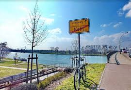 En france, où le stade 3 de l'épidémie a été annoncé samedi, ces restrictions à la frontière ont été ces contrôles français et allemands ne constituent pas une fermeture de notre frontière commune. L Allemagne Et La France Ferment Presque Totalement Leurs Frontieres