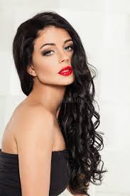 Femme élégante De Brune Avec Les Cheveux Bouclés Foncés Photo stock