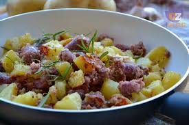 Adagiate le salsicce e fate sfumare con 1 bicchiere. Salsiccia E Patate In Padella Secondo Veloce