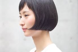 ショートヘア初心者さんでも挑戦しやすい 大人可愛いショートボブの世界 キナリノ 前上がりボブ ボブ ショートボブ