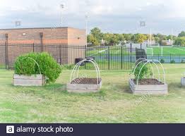 Die nachbarschaft müsse die lärmbelästigung hinnehmen Holz Hochbett Garten Mit Pvc Rohr Kaltrahmen Unterstutzung Und Fussballplatz Im Hintergrund In Texas Usa Stockfotografie Alamy