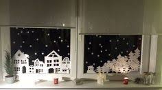 Kostenlose schneeflocken vorlage zum ausdrucken als pdf scherenschnitt schneeflocke schneeflocke schablone für deine papier schneeflocken. Fensterbild Winterlandschaft Zum Ausdrucken Ideias De Decoracao De Natal Decoracao De Natal Decoracao Para Janela