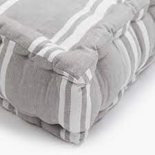 Aménagement chambre montessori, matelas gris, tipi enfant en noir et blanc, revêtement sol blanc, murs couleur blanche à motifs noirs, coussins multicolores, jouets. Coussin De Sol Matelas Rodas Gris 120x60x13 Cm