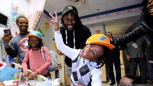 Dolphins CB Tony Lippett brings holiday cheer to Detroit family