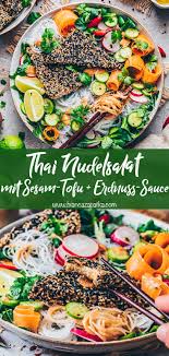 Dieser Vietnamesische Thai Nudelsalat Bun Chay Mit Knusprigem Sesam Tofu Und Wurziger Erdnuss Sauce Ist Frisch Gesund Lec Erdnusssauce Tofu Thai Nudelsalat