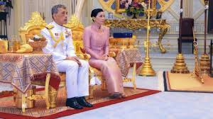 Sementara sekitar 20 pelayan duduk bersimpuh atau berlutut di depan mereka. Kenalan Dengan Ratu Suthida Pengawal Pribadi Yang Dipersunting Raja Thailand Lifestyle Liputan6 Com