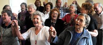 El juego consistiría en un ejercicio preparatorio para el desarrollo de funciones que son necesarias para la época adulta (teoría de la práctica o del preejercicio). Juegos Recreativos Para Adultos Mayores Guia Completa 2021
