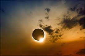 Un eclipse lunar se obtiene con la alineación del sol, la tierra y la luna en sus órbitas. Video EclipsÄ De Soare VizibilÄ In Romania Pe 21 Iunie De Unde PoÅ£i Admira Cel Mai Bine Totul Punctul Maxim Va Fi Atins DimineaÅ£a