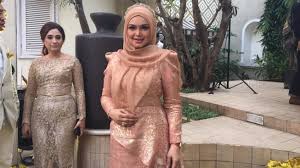 See a recent post on tumblr from @classicladiesofcolor about salmah ismail. Profil Siti Nurhaliza Baru Saja Lahirkan Anak Kedua Di Usia 42 Tahun