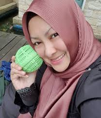 Dalam pada itu, menerusi laman instagram milik abby abadi, dia telah sempat memuat naik beberapa foto indah sewaktu berbuka puasa bersama keluarga mertuanya dengan caption berbunyi Tuntut Balik Wang Rm160 000 Urusan Jual Beli Tanah Dahulu Abby Abadi Minta Kuasa Tular Netizen Di Media Sosial