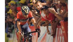 Une spectatrice inconsciente provoque une énorme chute. Cyclisme Tour De France La Chute De Vincenzo Nibali Dans La Montee De L Alpe D Huez En Video