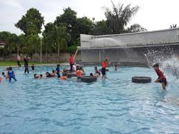 Jangan khawatir kedinginan setelah keluar dari kolam air panas, soalnya area showernya juga tersedia air hangat. Senarai Tempat Menarik Di Melaka Anugerah Homestay Melaka