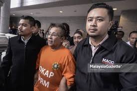Terdahulu, bekas pengerusi felda itu didapati bersalah di mahkamah tinggi kuala lumpur, atas sembilan tuduhan rasuah rm3 juta membabitkan. Isa Samad Remanded For 5 Days