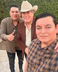 Que si cual rolita van a querer dice el Sr. Willy Lara