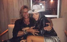 Tras las polémicas acusaciones de mariana nannis contra la actual pareja de claudio paul caniggia, sofía bonelli compartió fotos de su infancia a través de sus redes sociales. Sofia Bonelli Y Claudio Caniggia Se Mostraron Apasionados En Plena Cuarentena Revista Paparazzi