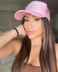 Allison Cardoso's Instagram, Twitter & Facebook