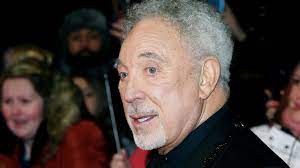 Sir thomas john woodward obe (born 7 june 1940), known professionally as tom jones, is a welsh singer. Ergreifende Geschichte Tom Jones Oma Rettete Ihn Als Baby Promiflash De