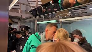 Poisoned putin critic alexei navalny has arrived in russia, where he faces the threat of arrest. Ji A5ua0a5ewbm