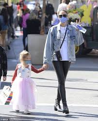 At the time, she shared a photo of herself with yaron and their two children, who cradled. Pregnant Gal Gadot Rocks Leather Slacks And A Denim Jacket While Shopping With Her Kids In La Duk News