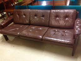 Retro 3 Seter Immitert Skinn Sofa Selges Mangler Noen Knapper Pa Putene Derfor Selges Denne Na Pa Tilbud For 1200kr Eller Hel Og Fin H Mobler Sofa Puter