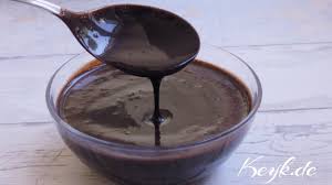 Die schokoladensoße ist eine universelle beilage für desserts. Schokoladensosse Selber Herstellen Mit Kakaopulver Ideal Fur Kuchen Fruchte Und Eis Youtube