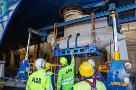 Kyseessä on laivanrakennuksessa merkittävä virstanpylväs, sillä laivan . Kuvina Azipod Potkurilaitteet Asennetaan Wasalinen Uuteen Matkustajalauttaan Vain Viikossa Abb