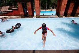 Harga tiket masuk pemandian air panas pacet. Kolam Renang Museum Panji Lepas Gerah Sambil Belajar Sejarah