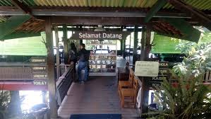 Definisi/arti kata 'tempat' di kamus besar bahasa indonesia (kbbi) adalah n 1 sesuatu yang dipakai untuk menaruh (menyimpan, meletakkan, dan ber·tem·pat v 1 menggunakan tempat; Rumah Makan Suminar Rumah Makan