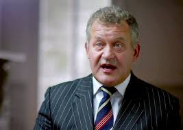 Ooit was hij de enige man die ze vertrouwde, nu buit hij haar genadeloos  uit: Paul Burrell was de butler van prinses Diana