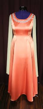 Beide laute werden lang oder kurz ausgesprochen. Brautkleid Mittelalter Mels Gewaenderey