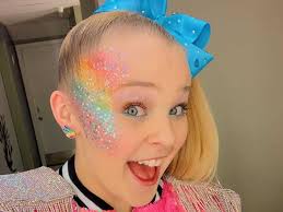Find jojo siwa's net worth and earnings by year and more interesting facts about her life, age jojo's youtube channel its jojo siwa counts 7.5 million subscribers and more than 1.6 billion let's find out how tall jojo siwa is and how much she weighs. Jojo Siwa Height Age Boyfriend Biography Wiki Net Worth Tg Time