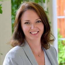 Heute habe ich einen absoluten Geheimtipp entdeckt: Das wunderschöne  Teehaus HILDEGARDS REFUGIUM 😍. Hier kann man in einem der ältesten Häuser  Wiener Neustadts über 100 verschiedenen Teesorten erwerben, im romantischen  Mittelalter Ambiente