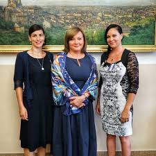 Alena schillerová je česká právnička, od prosince 2017 ministryně financí čr v první i druhé babišově vládě a od dubna 2019 místopředsedkyně druhé vlády a. Alena Schillerova S Predstaviteli Asociace Pendleru Jsem Dnes Resila Palcive Problemy Zejmena V Oblasti Zdanovani Pendleru V Rakousku A Nemecku Budeme Spolecne Hledat Cesty Jak Lidem Dojizdejicim Za Praci Do Sousednich