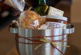 Tailor your gift basket so that it fits a particular interest of the person for whom you are shopping. Housewarming Gift Idea Pasta Night Strainer Pasta Sauce Wine Tongs Diy Crafts At Repinned Net