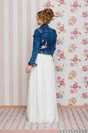 Wie man schuhe und accessoires für ein jeanskleid auswählt. Vintage Hochzeitskleid Trifft Coole Braut Jeansjacke We Really Really Like Und Du Hochzeitskleider Vintage Vintage Hochzeitskleid Hochzeitskleid