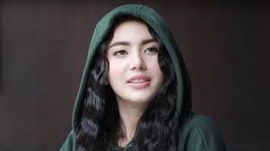 ^ (in english) actor sunny suwanmethanon on being atheist, family trouble and new movies. Davika Hoorne Age Height Weight Wiki Awards Boyfriends Net Worth