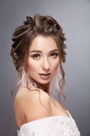 Bella mora con riccioli di profilo che guarda alla telecamera