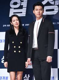 수차례 열애설과 결혼설을 부인했던 배우 현빈과 손예진이 또 한번 열애. Ln1enn608 Qm