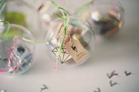 Diy Boules De Noel Surprises Cadeau A Fabriquer Pour Noel Noel Et Idee Cadeau Maitresse