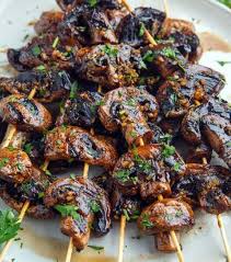 10 Brochettes Delicieuses Et Originales A Faire Cuire Au Barbecue Idee Recette Barbecue Salade Pour Barbecue Recette Barbecue Original