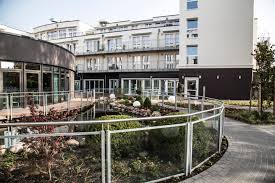 Wir unterstützen jeden gast nach seinen wünschen und fähigkeiten und bieten einen geregelten, abwechslungsreichen tagesablauf. Fahrenkroen