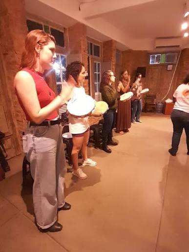 Sinta um pouco da energia que atravessou a oficina de percussão para mulheres que realizamos na Biblioteca Mário de Andrade (@bibliotecamariodeandrade) em abril deste ano, como parte do projeto @saiasambando Saia Sambando: