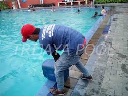 Untuk perawatan kolam renang kami baru menyediakan jasa untuk beberapa wilayah diantaranya jabodetabek, bandung, surabaya, dan palembang. Cara Perawatan Kolam Renang Saat Musim Hujan Trijaya Pool Kontraktor Kolam Renang